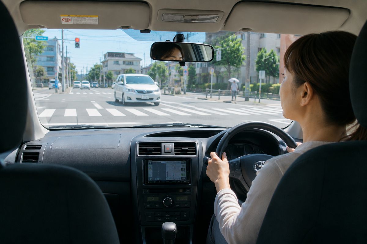 右折待ちで対向車ばかり見てしまい判断が遅れる様子