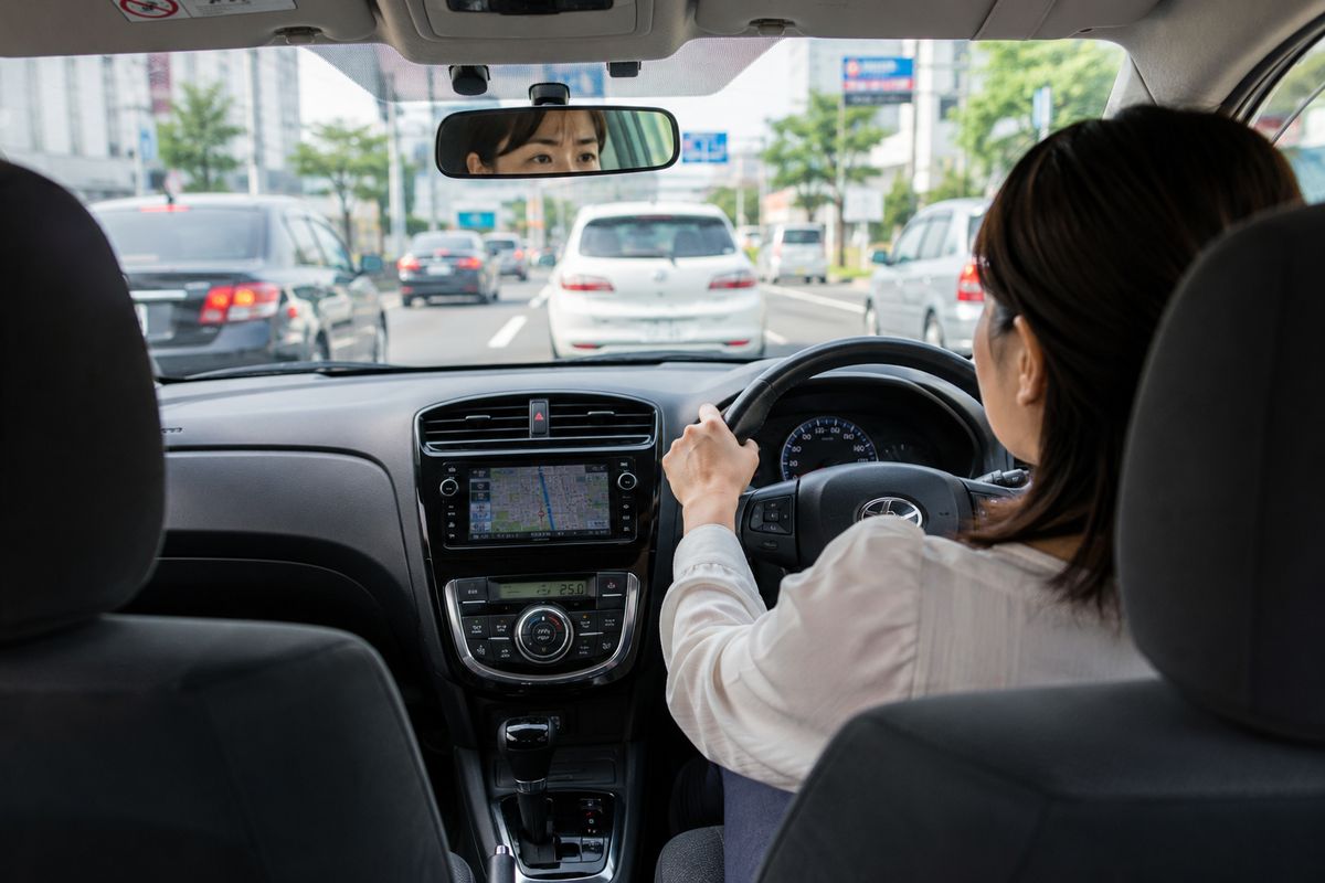 周囲の車を気にしすぎて不安になりながら運転している様子